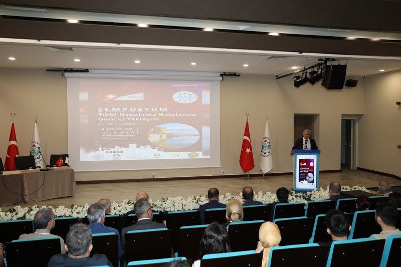 Fakültemiz akademisyenleri ve öğrencileri “17. Adli Tıp Çalıştayı Tıbbi Uygulama Hatalarına Güncel Yaklaşım” çalıştayına katıldı