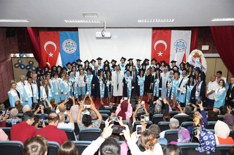 SAĞLIK BİLİMLERİ FAKÜLTESİ HEMŞİRELİK BÖLÜMÜ ÖĞRENCİLERİ İÇİN IŞIK ALMA VE YEMİN TÖRENİ GERÇEKLEŞTİRİLDİ.